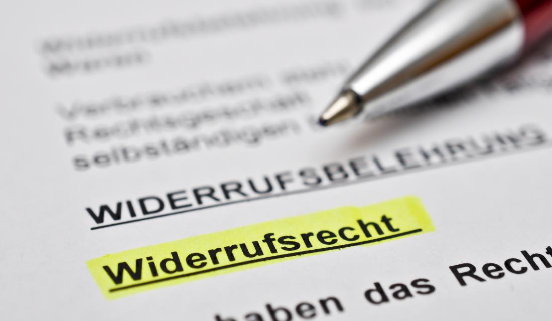 In Vertragsunterlagen ist das Wort "Widerrufsrecht" gelb markiert.