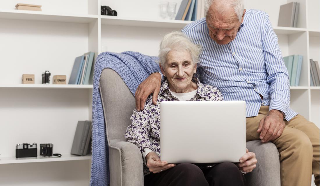 Schmuckbild: Seniorenehepaar, das gemeinsam auf Laptop schaut