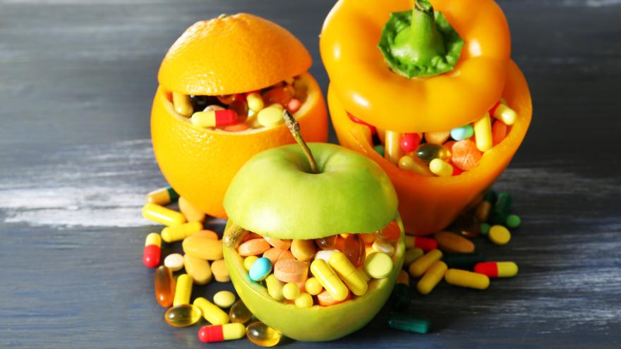 Früchte (Orange, Apfel, Paprika)aufgeschnitten, gefüllt  mit Pillen 