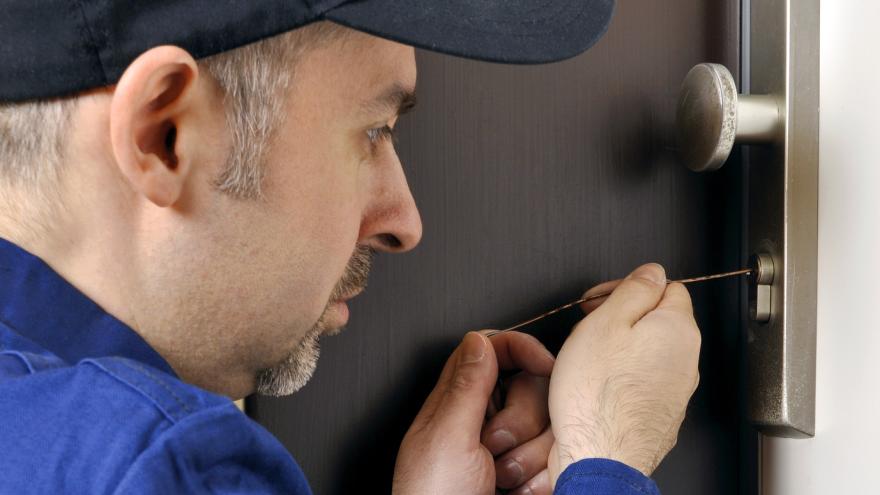 Ein Handwerker öffnet eine zugefallene Tür.