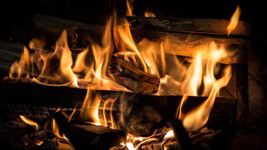 Feuer brennt auf Holzscheiten