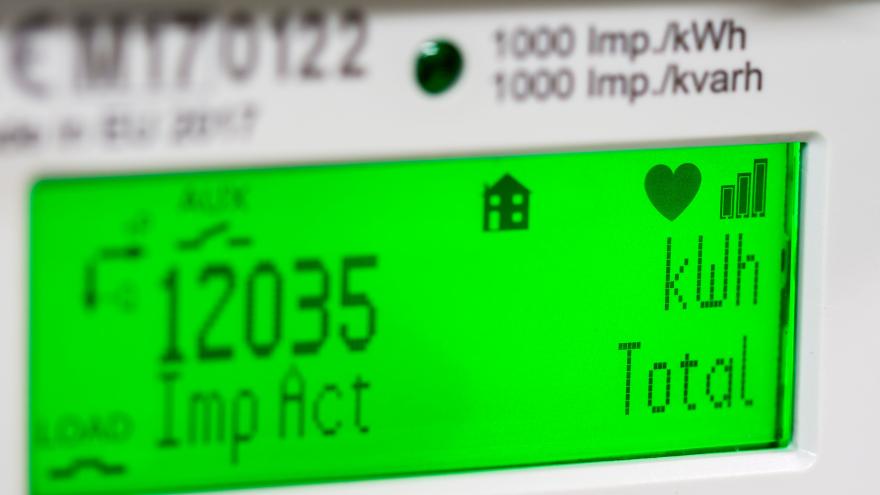Ein grünes Smart-Meter-Display, das Kilowattstunden anzeigt