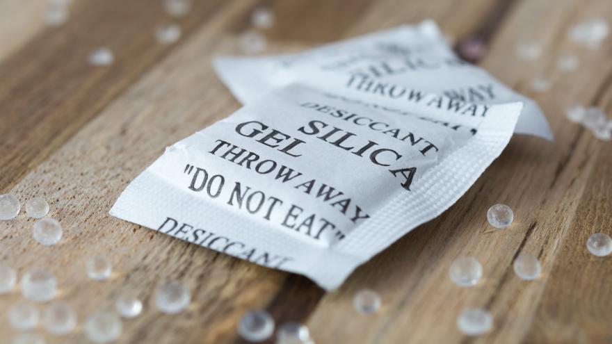 Zwei Beutel mit Silica-Gel, einem Trockenmittel, das man oft in Schuhen oder Taschen findet