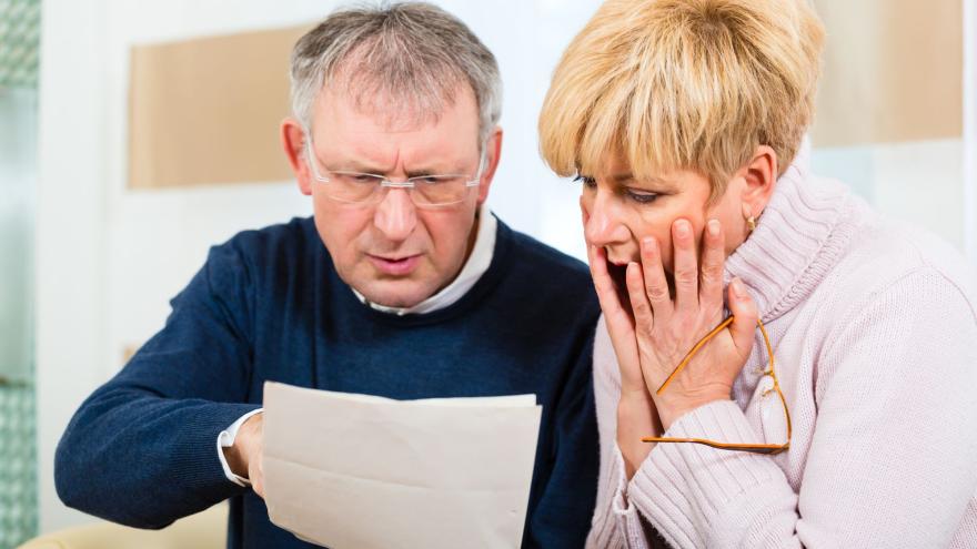 Renterpaar schaut entsetzt auf ein Blatt Papier