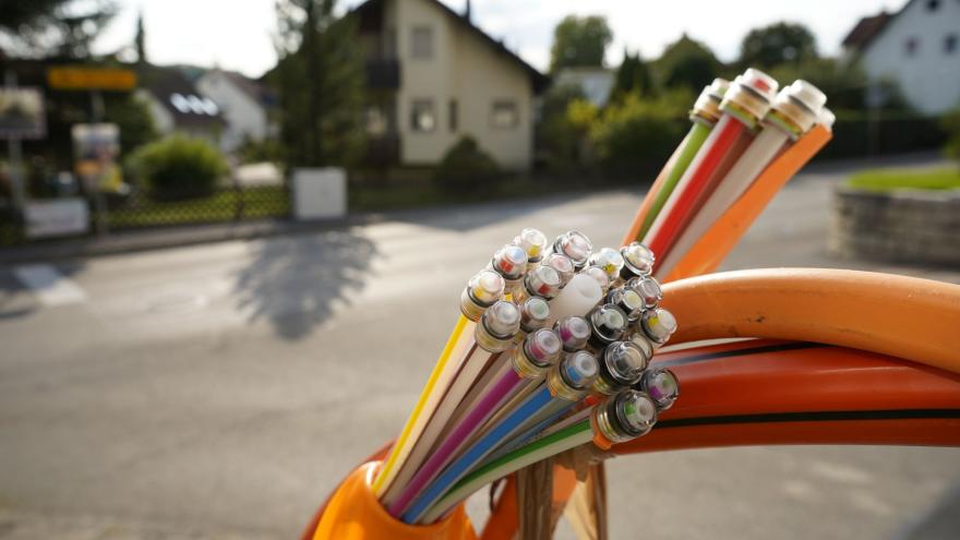 Glasfaserkabel vor einem Haus