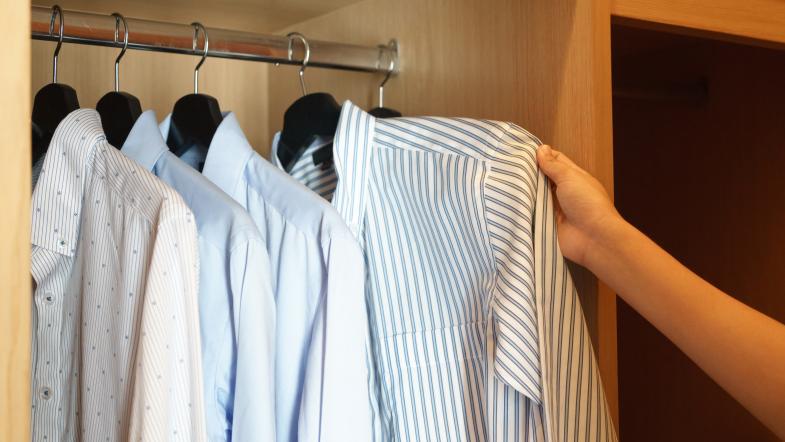 Hemden auf Bügeln im Kleiderschrank