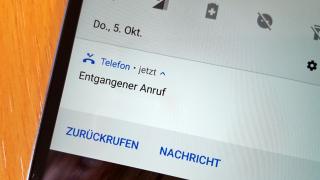 Auf einem Smartphone-Display ist der Hinweis "Entgangener Anruf" zu sehen.