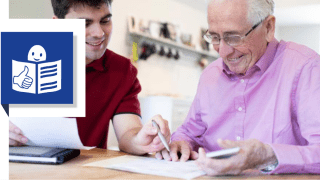 Vater mit Sohn über Dokumenten