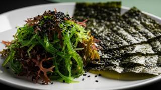 Algen angerichtet auf einem Teller