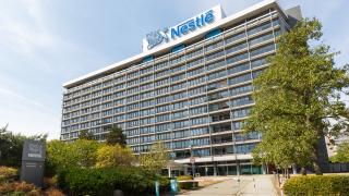 Außenaufnahme der Firmenzentrale von Nestlé in Frankfurt am Main