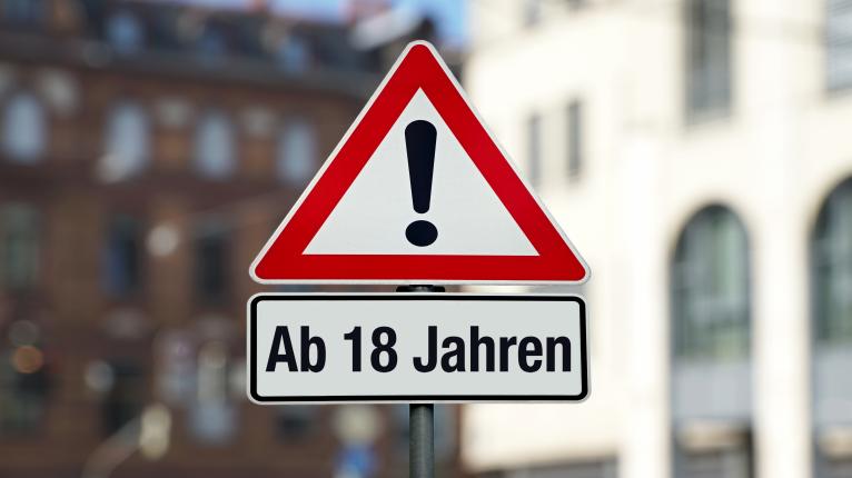 Warnschild mit einem Ausrufezeichen und dem Hinweis "Ab 18 Jahren"